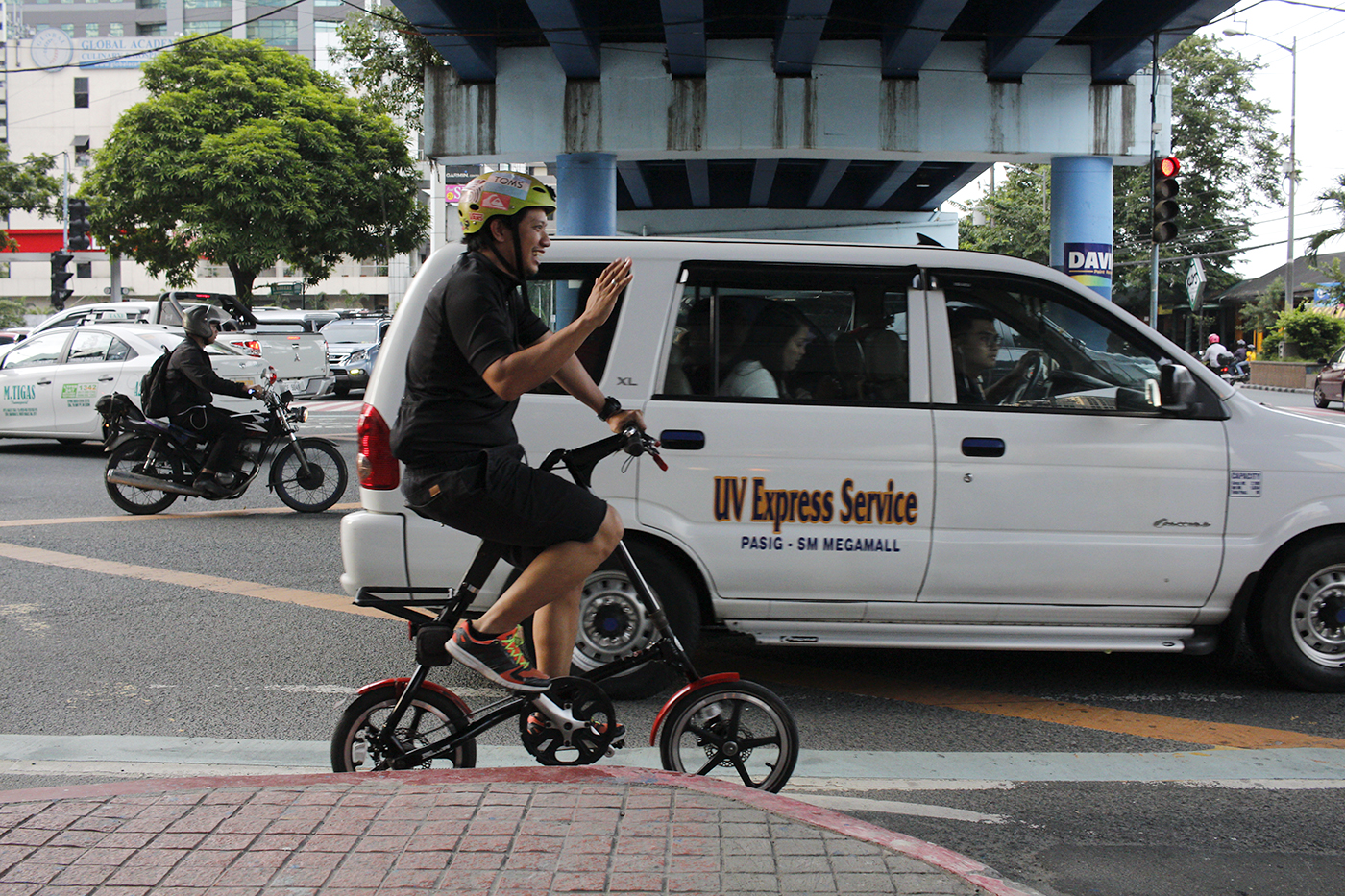 Ortigas bike commuter Meralco Avenue